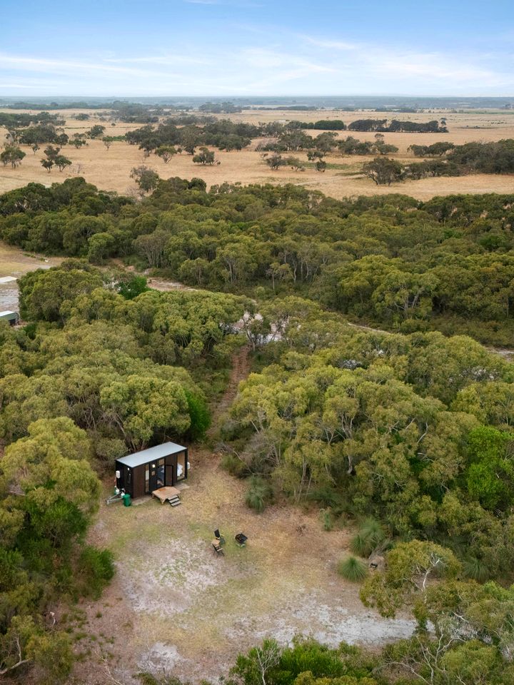 Coastal Tiny House with Fire Pit Perfect for Outdoor Adventures in Victoria