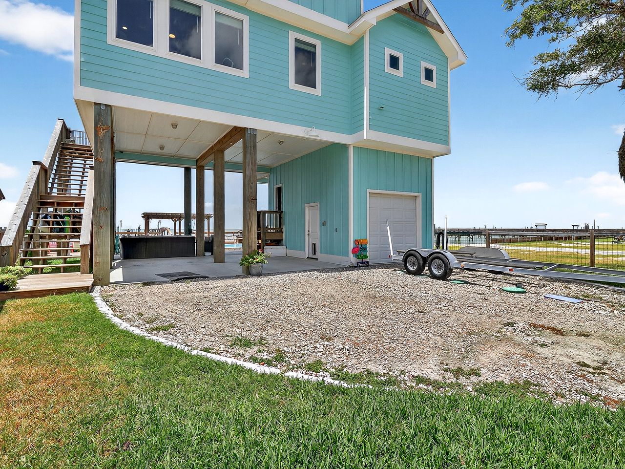 Stunning Bayfront Vacation Home with Pool, Fishing Pier & Kayaks near Copano Bay, Rockport Texas