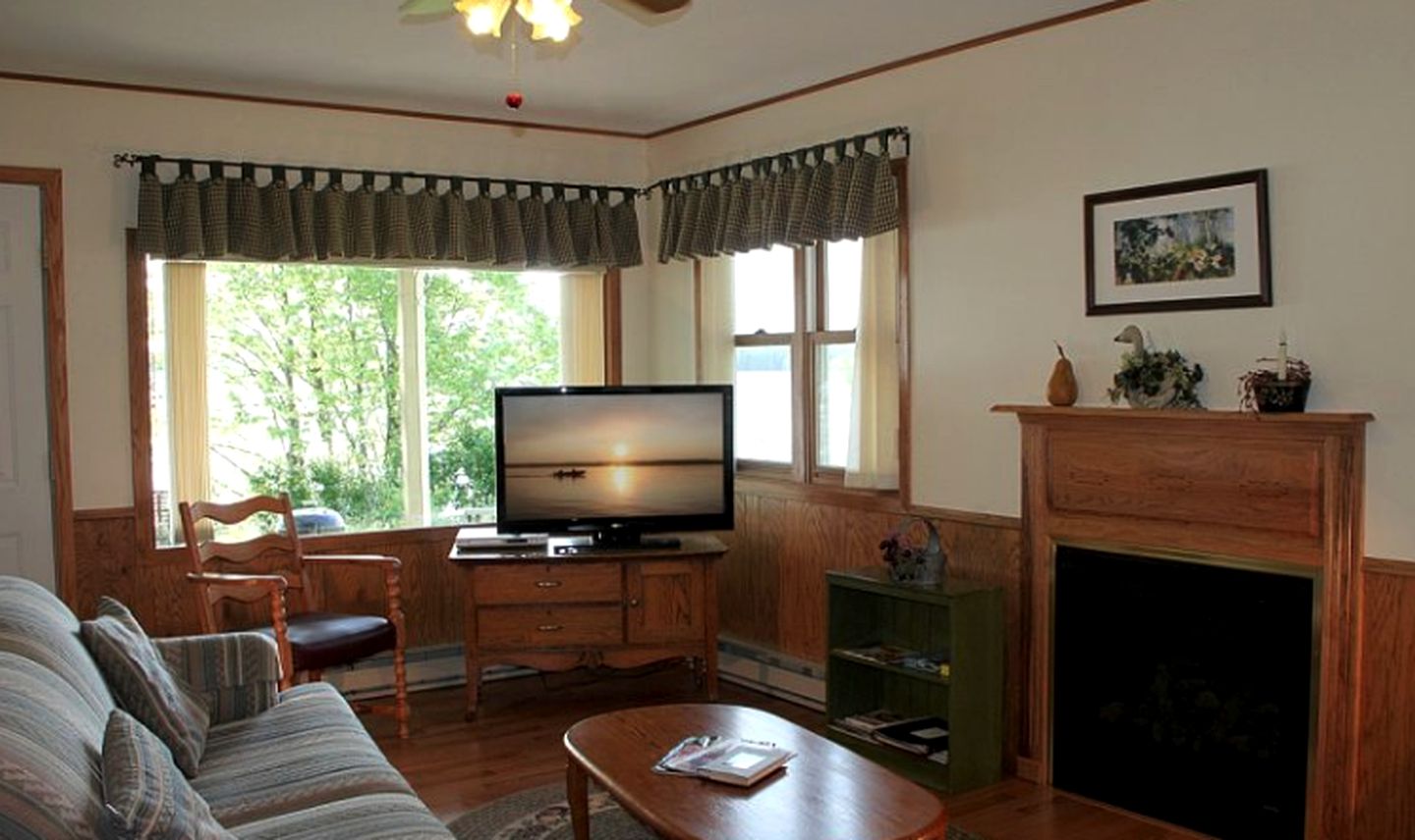 Peaceful Cottage Escape on the Shore of Lake Chetac in Birchwood, Wisconsin