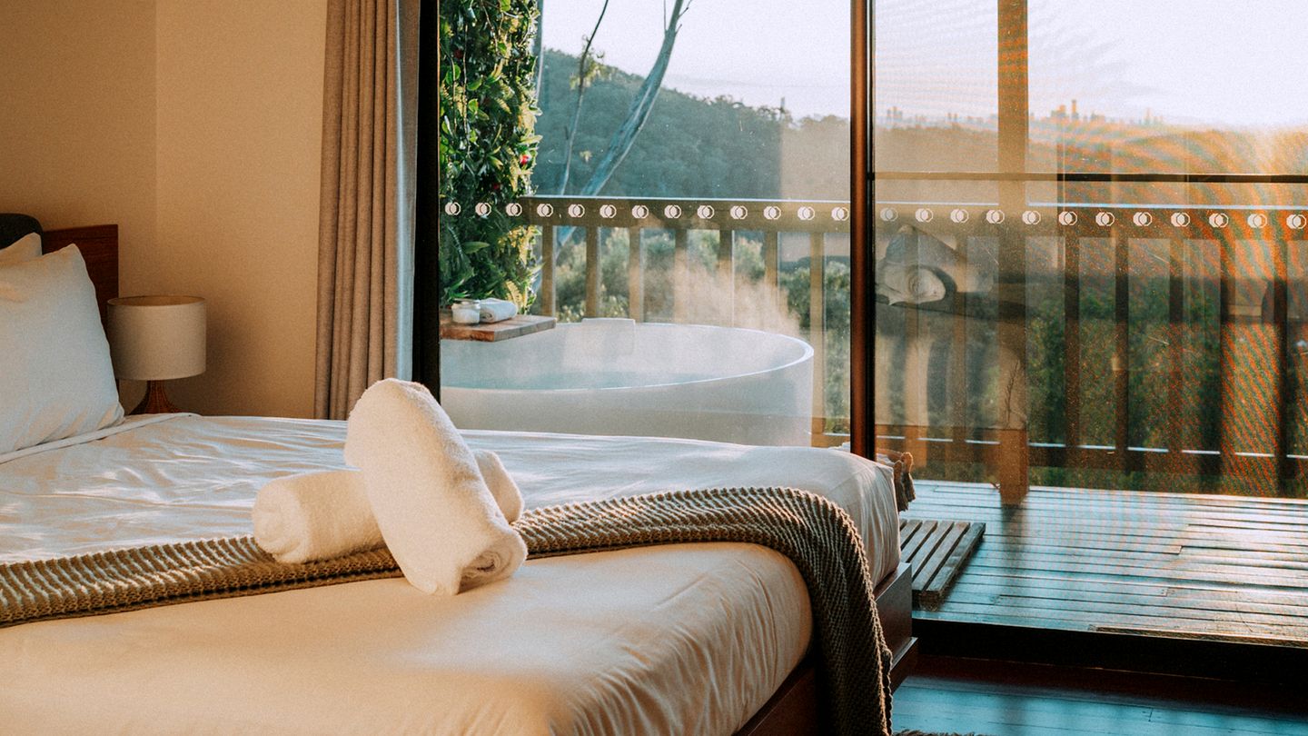 Peaceful Hilltop Cabin with Outdoor Bathtub and Wildlife Views Near Springbrook, Mudgeeraba, Queensland