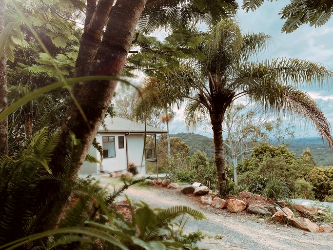 Peaceful Hilltop Cabin with Outdoor Bathtub and Wildlife Views Near Springbrook, Mudgeeraba, Queensland