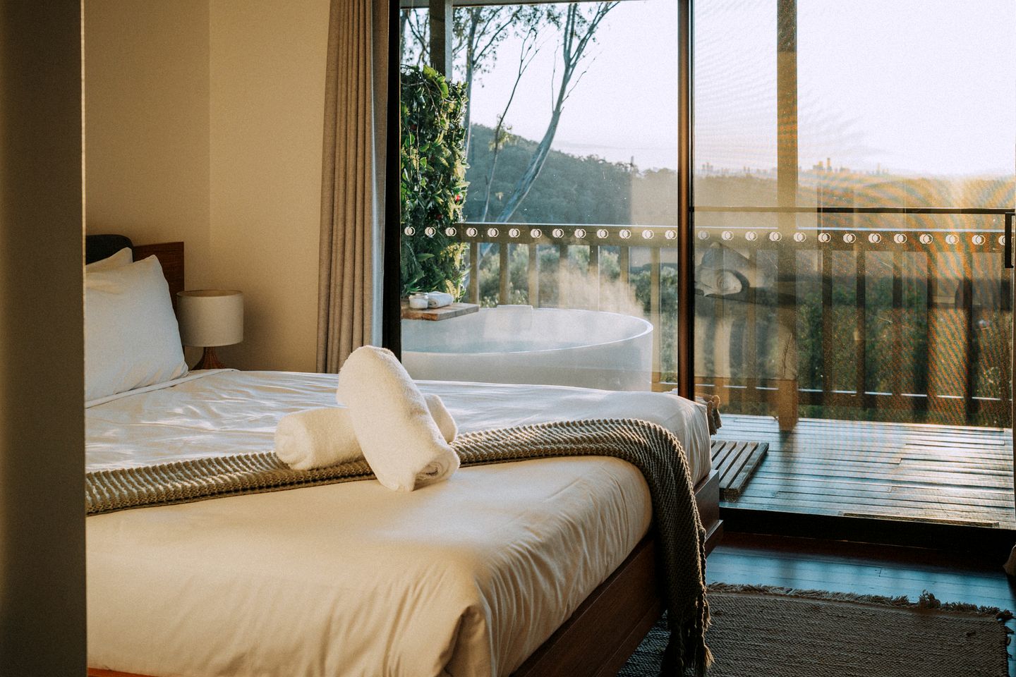 Peaceful Hilltop Cabin with Outdoor Bathtub and Wildlife Views Near Springbrook, Mudgeeraba, Queensland