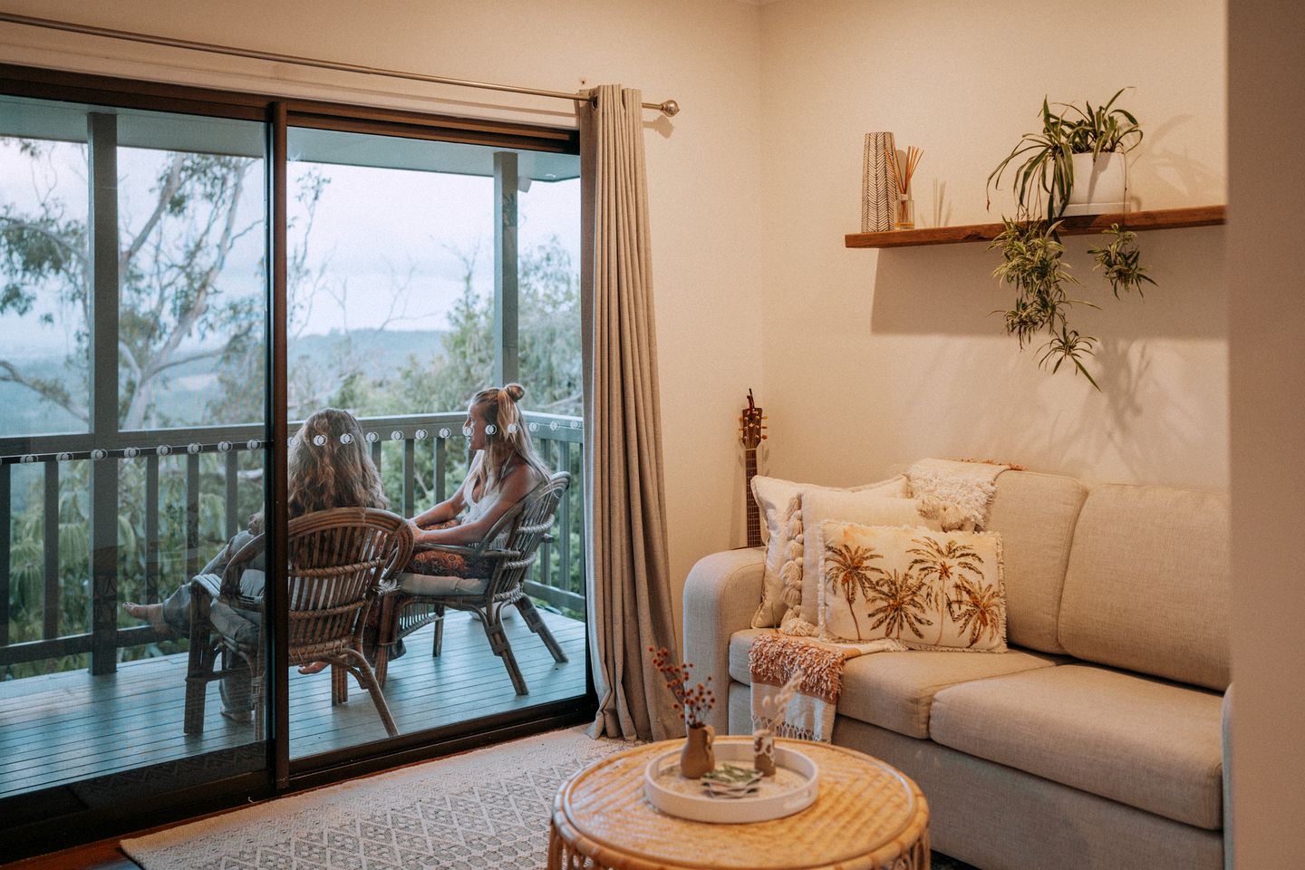 Peaceful Hilltop Cabin with Outdoor Bathtub and Wildlife Views Near Springbrook, Mudgeeraba, Queensland