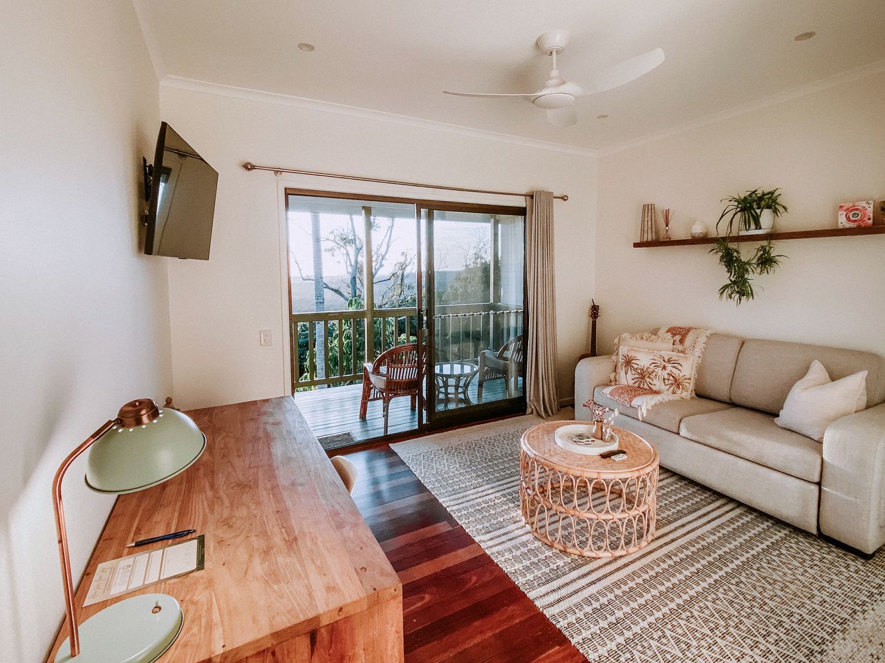 Peaceful Hilltop Cabin with Outdoor Bathtub and Wildlife Views Near Springbrook, Mudgeeraba, Queensland