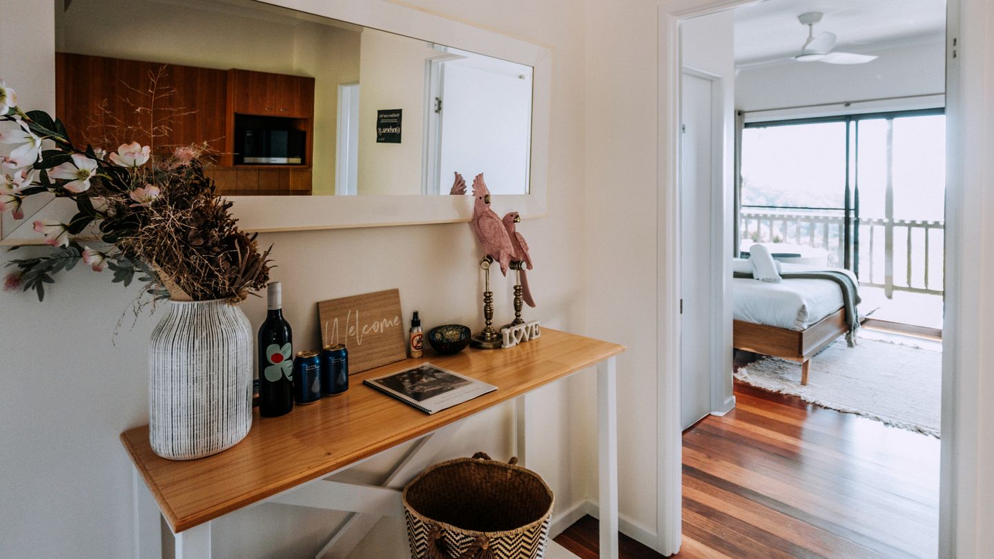 Peaceful Hilltop Cabin with Outdoor Bathtub and Wildlife Views Near Springbrook, Mudgeeraba, Queensland