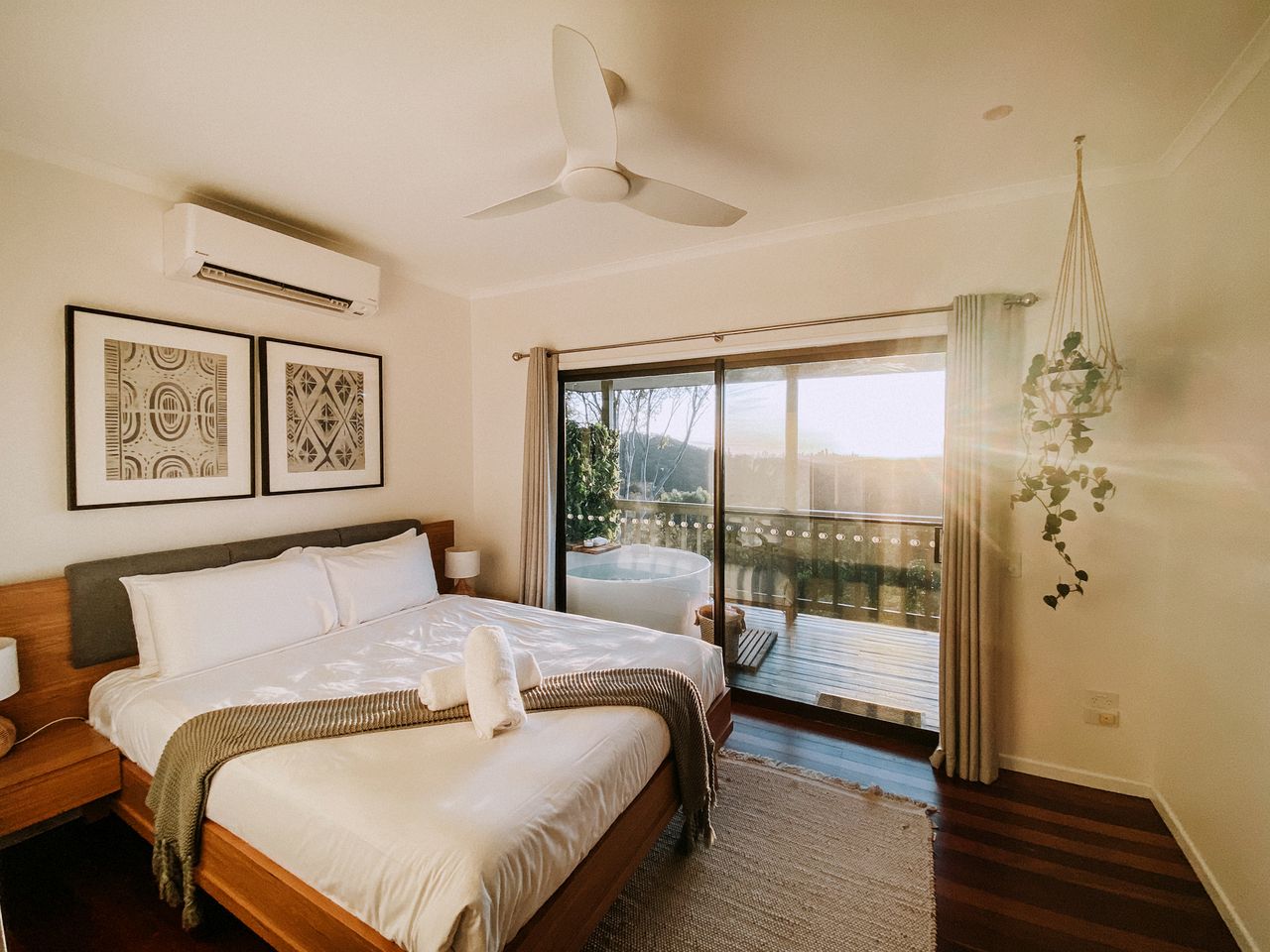 Peaceful Hilltop Cabin with Outdoor Bathtub and Wildlife Views Near Springbrook, Mudgeeraba, Queensland