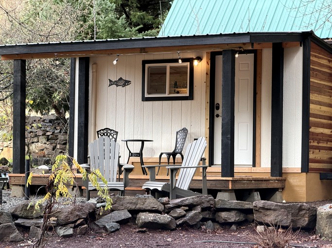 Cute Cozy Cabin for Two for a Romantic Escape in the Umpqua National Forest in Oregon