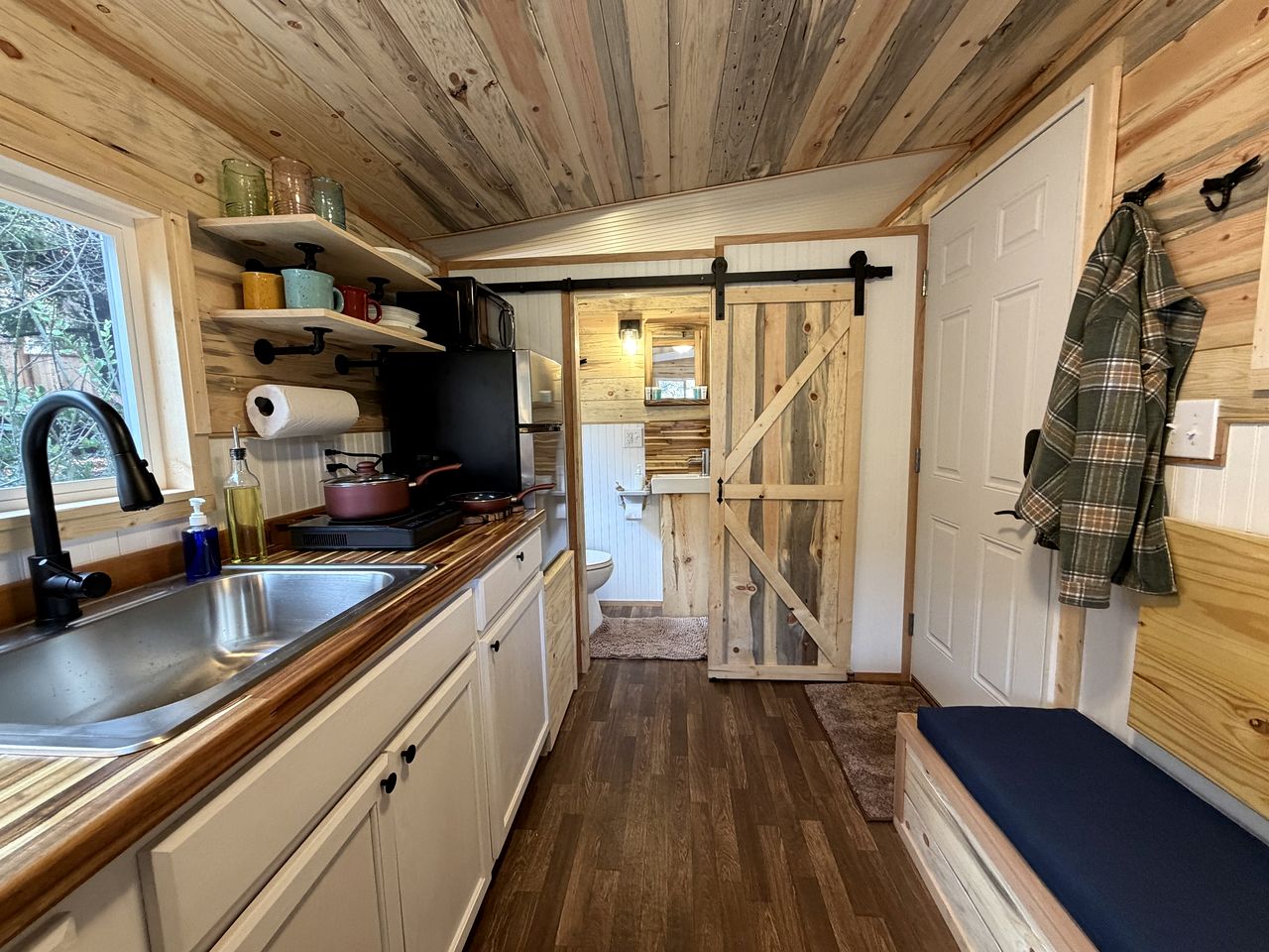 Cute Cozy Cabin for Two for a Romantic Escape in the Umpqua National Forest in Oregon