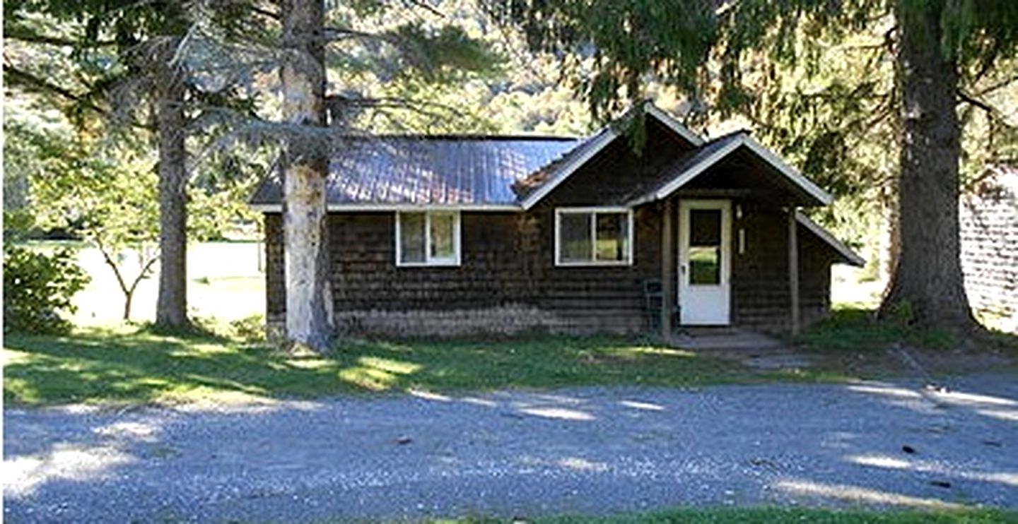 Cozy Cabin Camping Rental for Four near Woodstock, Upstate New York | Cabins (Big Indian, New York, United States of America)