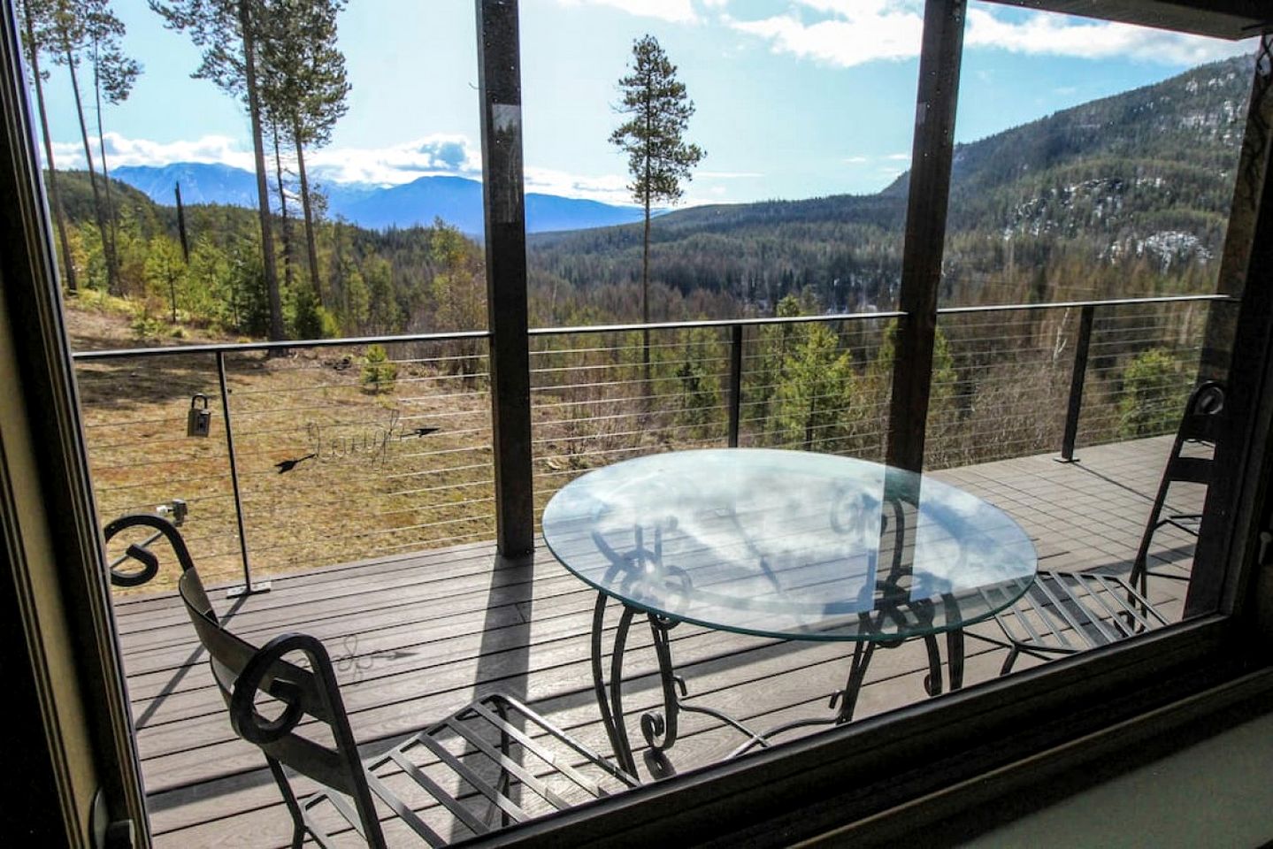 Colorful Cabin with Hot-Tub, Game Room and Gym in Montana