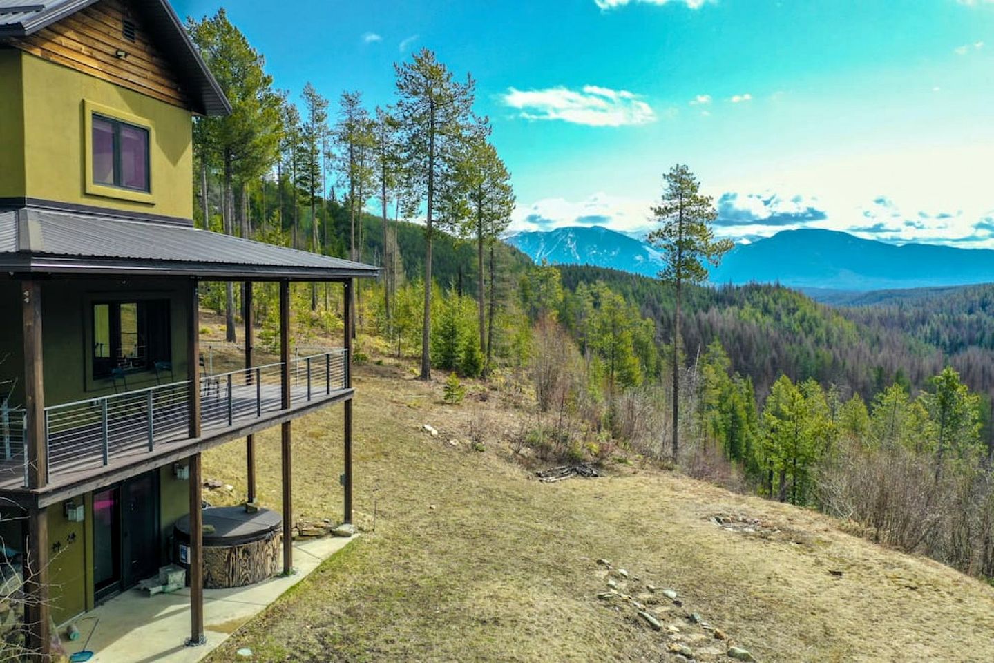 Colorful Cabin with Hot-Tub, Game Room and Gym in Montana