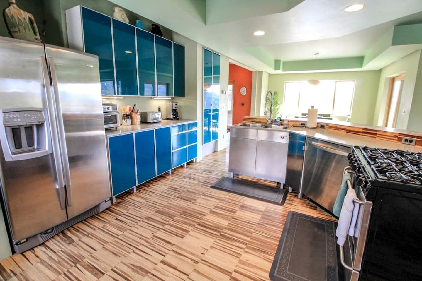 Colorful Cabin with Hot-Tub, Game Room and Gym in Montana