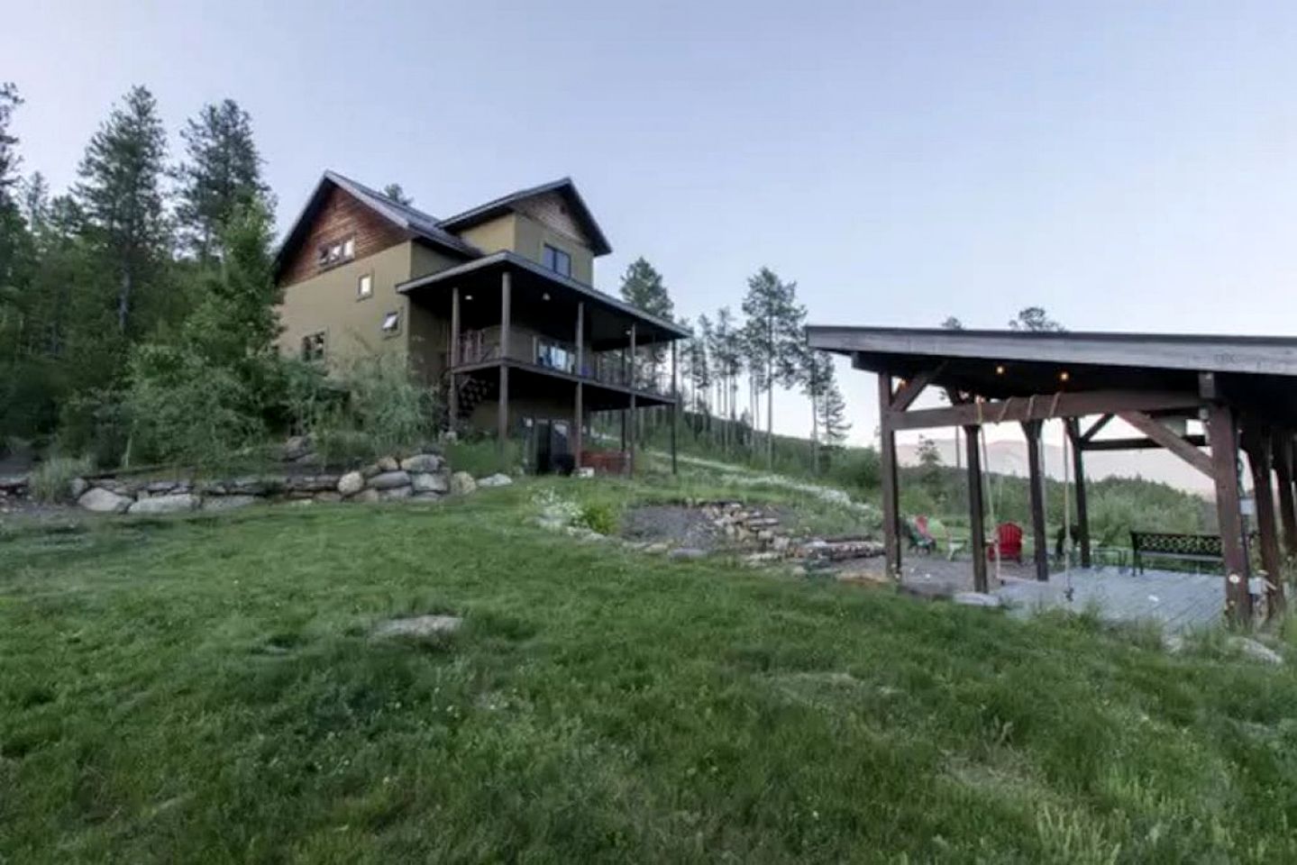 Colorful Cabin with Hot-Tub, Game Room and Gym in Montana
