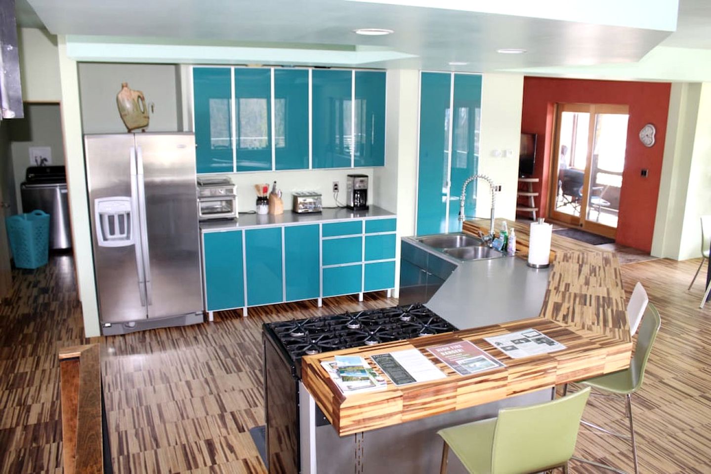 Colorful Cabin with Hot-Tub, Game Room and Gym in Montana