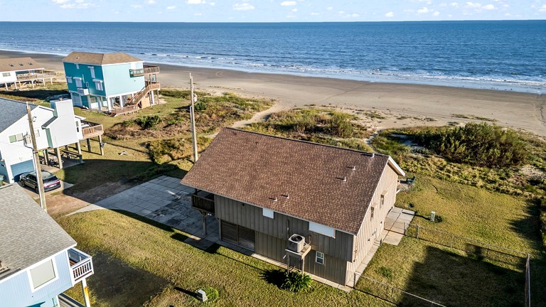 Cozy Beach House with Serene Sea Views for a Perfect Coastal Vacation in Galveston, Texas