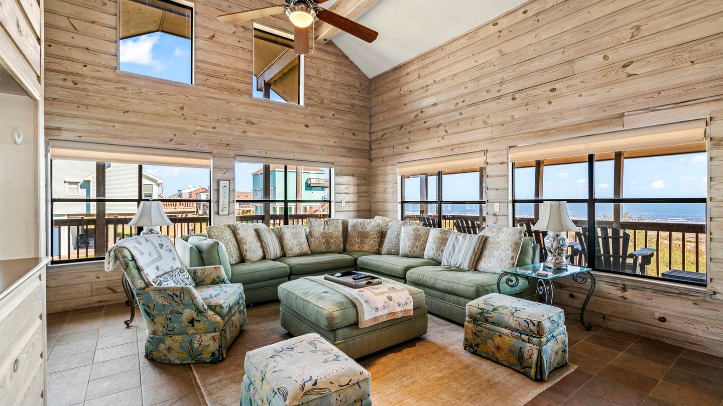 Cozy Beach House with Serene Sea Views for a Perfect Coastal Vacation in Galveston, Texas