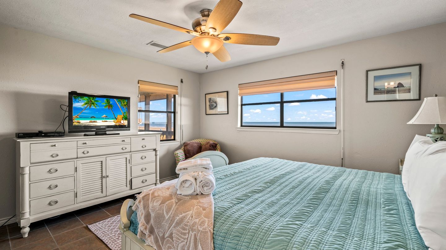 Cozy Beach House with Serene Sea Views for a Perfect Coastal Vacation in Galveston, Texas