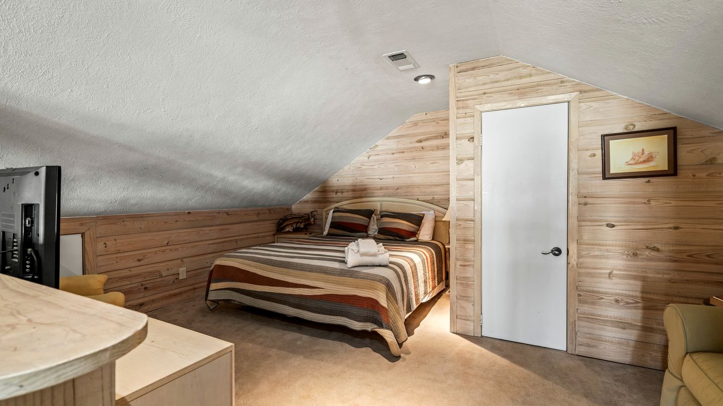 Cozy Beach House with Serene Sea Views for a Perfect Coastal Vacation in Galveston, Texas