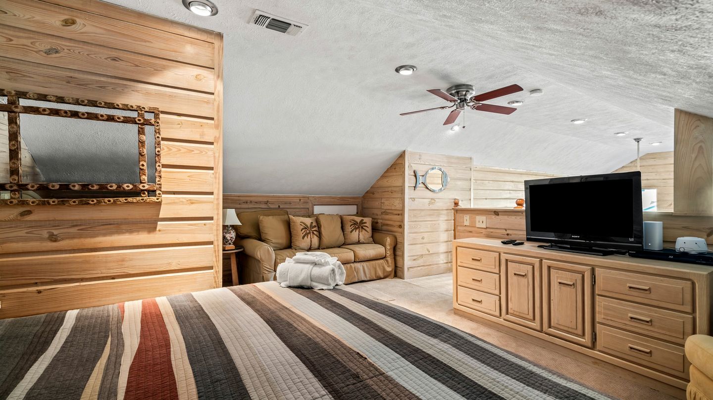 Cozy Beach House with Serene Sea Views for a Perfect Coastal Vacation in Galveston, Texas