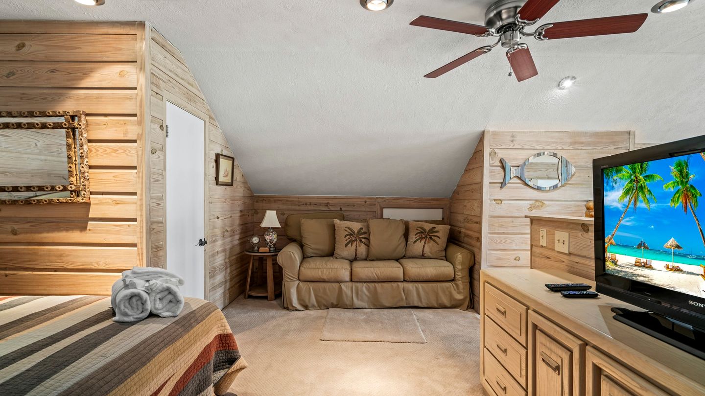 Cozy Beach House with Serene Sea Views for a Perfect Coastal Vacation in Galveston, Texas