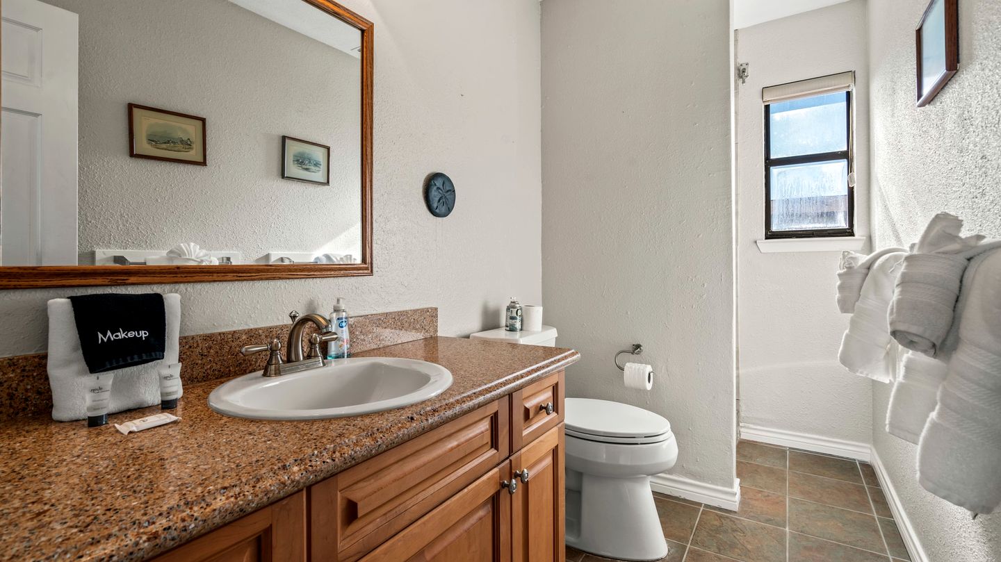 Cozy Beach House with Serene Sea Views for a Perfect Coastal Vacation in Galveston, Texas