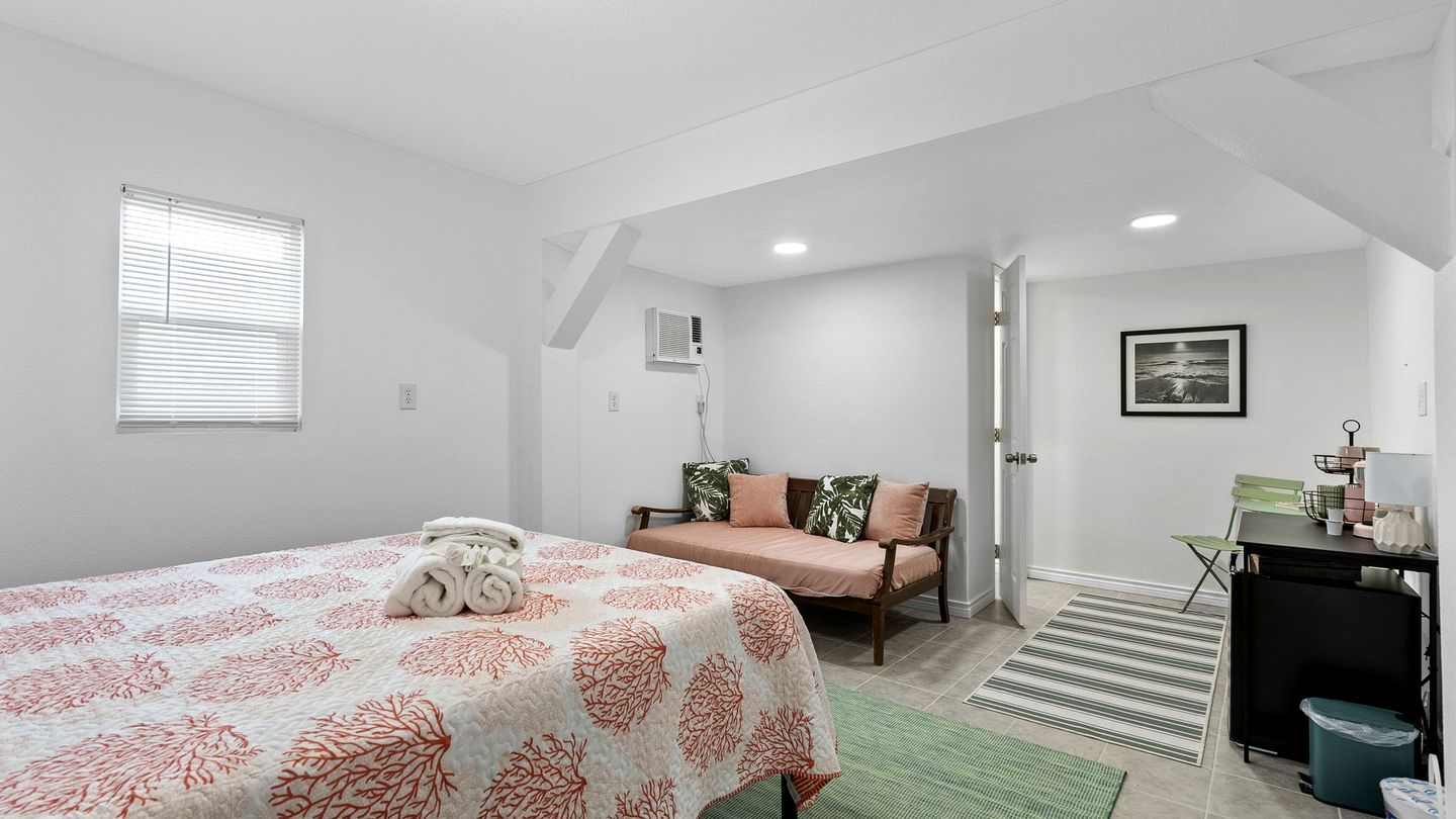 Cozy Beach House with Serene Sea Views for a Perfect Coastal Vacation in Galveston, Texas