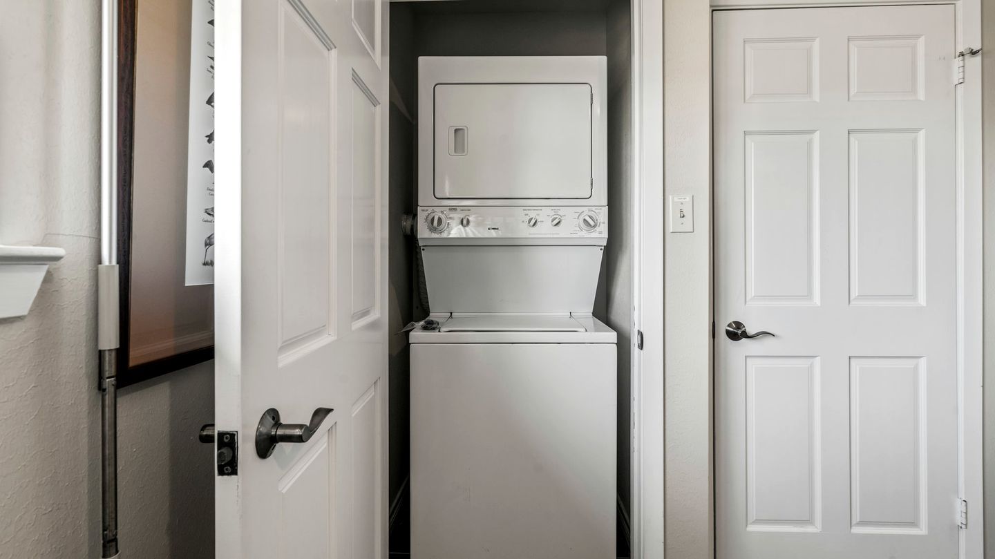 Cozy Beach House with Serene Sea Views for a Perfect Coastal Vacation in Galveston, Texas