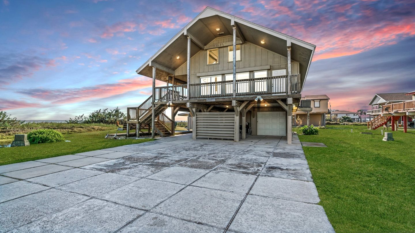 Cozy Beach House with Serene Sea Views for a Perfect Coastal Vacation in Galveston, Texas