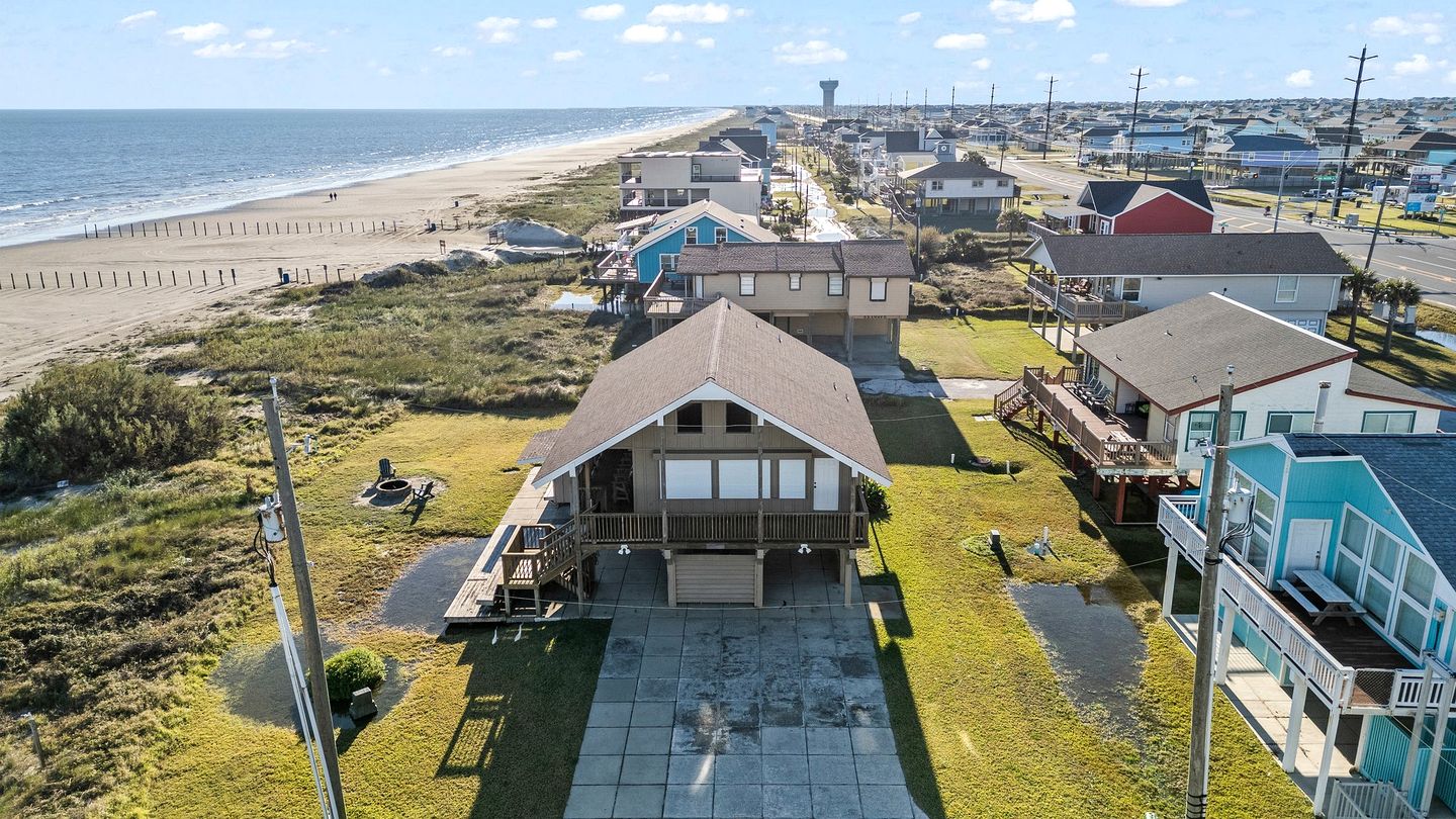 Cozy Beach House with Serene Sea Views for a Perfect Coastal Vacation in Galveston, Texas