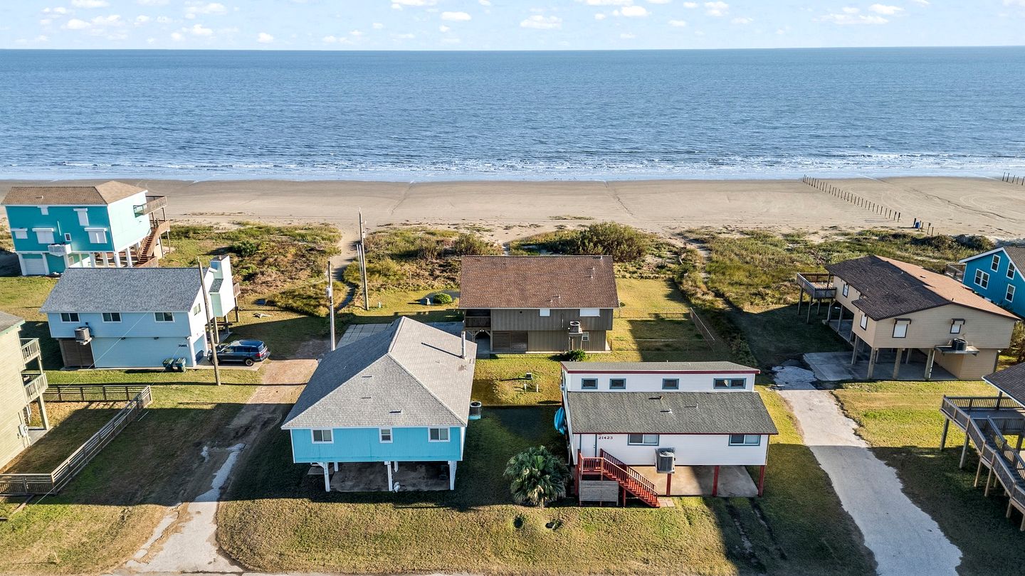 Cozy Beach House with Serene Sea Views for a Perfect Coastal Vacation in Galveston, Texas