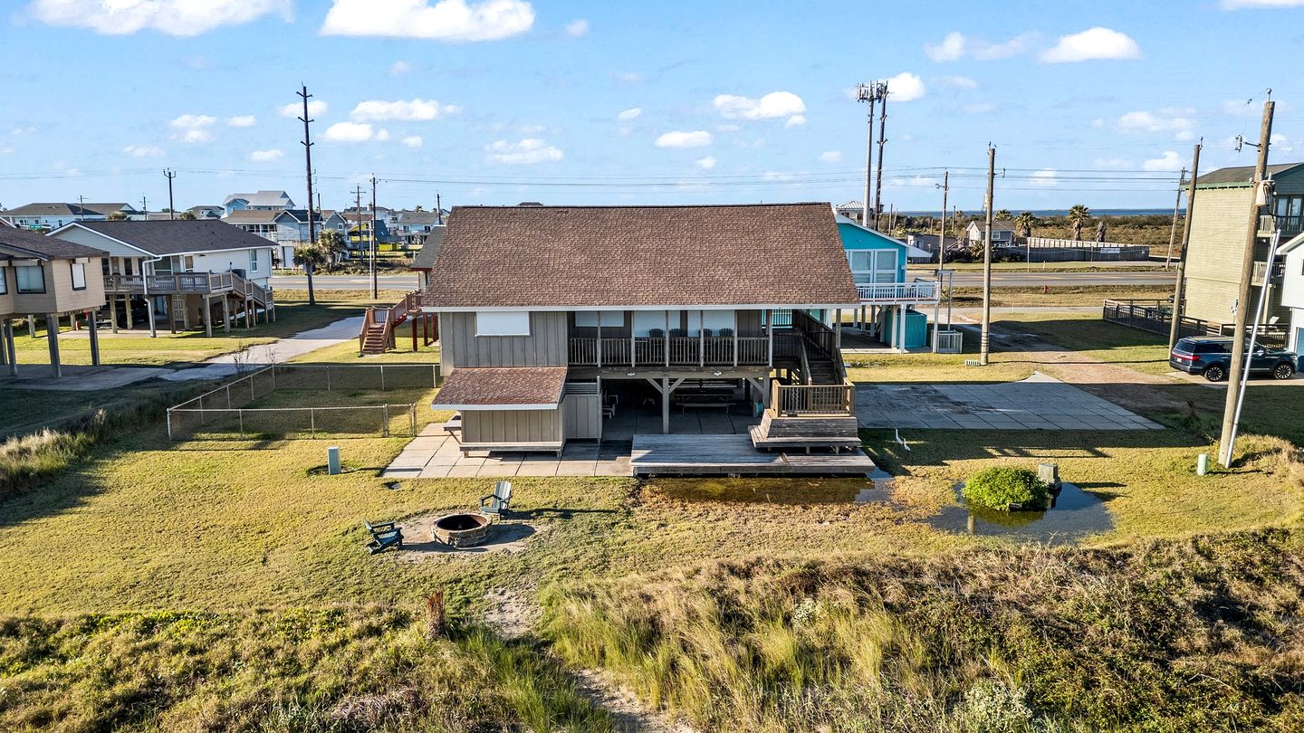 Cozy Beach House with Serene Sea Views for a Perfect Coastal Vacation in Galveston, Texas