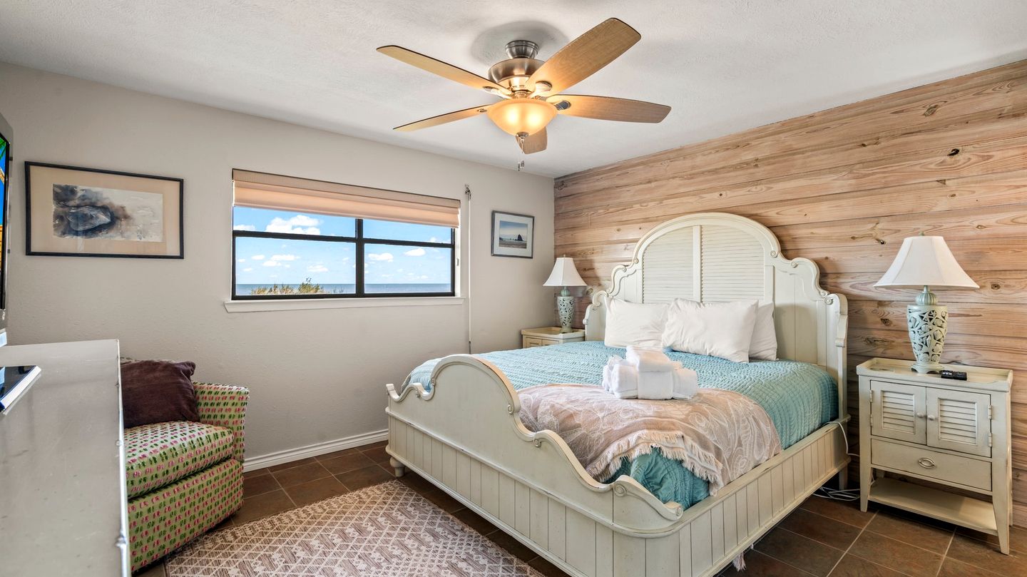 Cozy Beach House with Serene Sea Views for a Perfect Coastal Vacation in Galveston, Texas