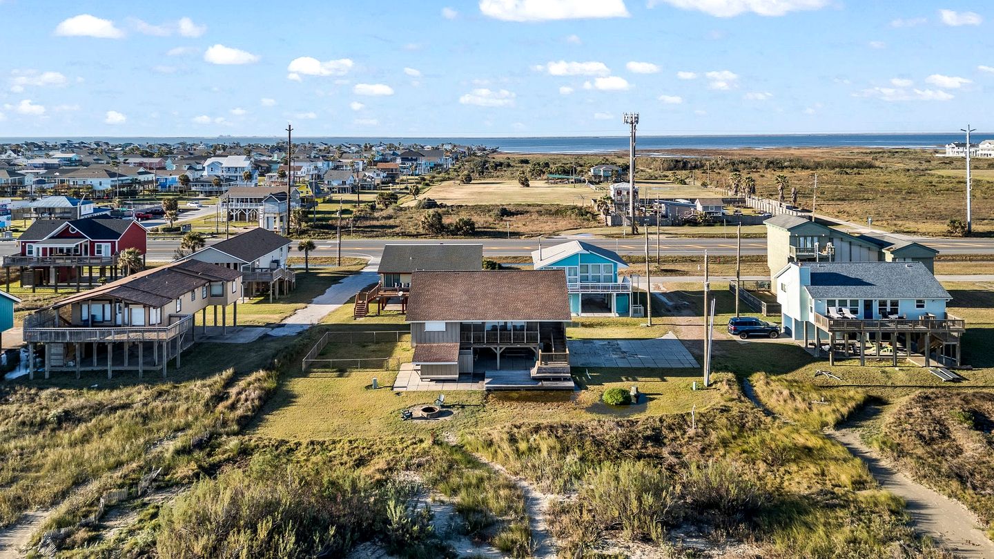 Cozy Beach House with Serene Sea Views for a Perfect Coastal Vacation in Galveston, Texas