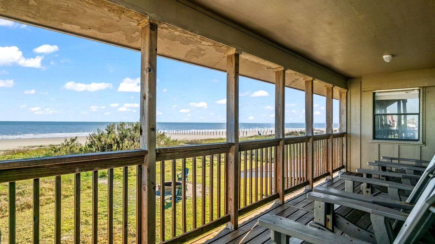 Cozy Beach House with Serene Sea Views for a Perfect Coastal Vacation in Galveston, Texas