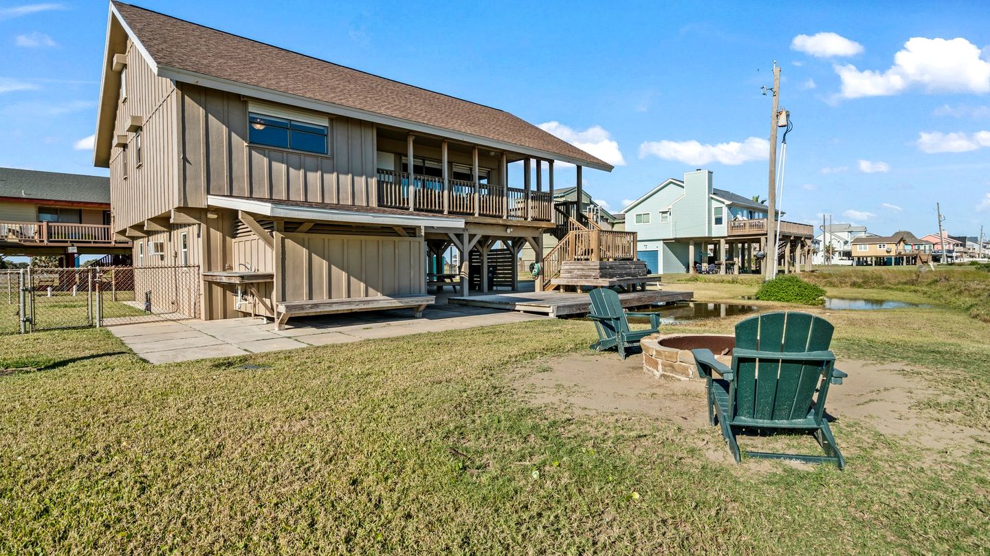 Cozy Beach House with Serene Sea Views for a Perfect Coastal Vacation in Galveston, Texas