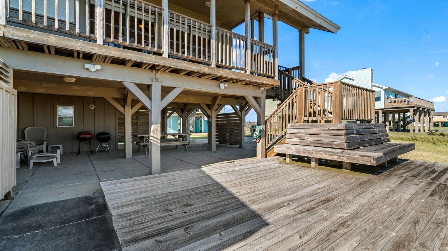 Cozy Beach House with Serene Sea Views for a Perfect Coastal Vacation in Galveston, Texas