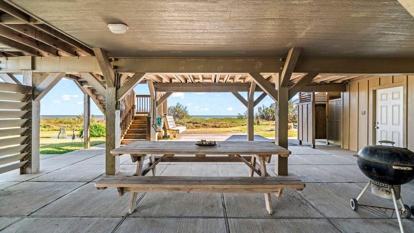 Cozy Beach House with Serene Sea Views for a Perfect Coastal Vacation in Galveston, Texas