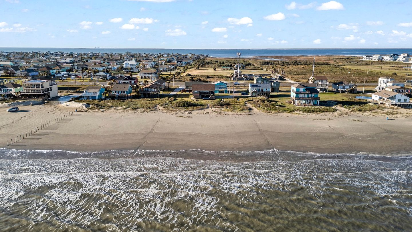 Cozy Beach House with Serene Sea Views for a Perfect Coastal Vacation in Galveston, Texas