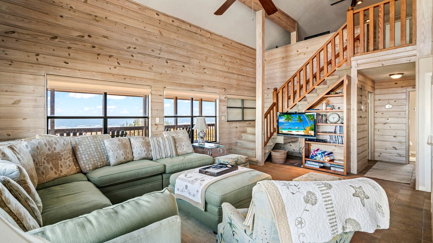 Cozy Beach House with Serene Sea Views for a Perfect Coastal Vacation in Galveston, Texas