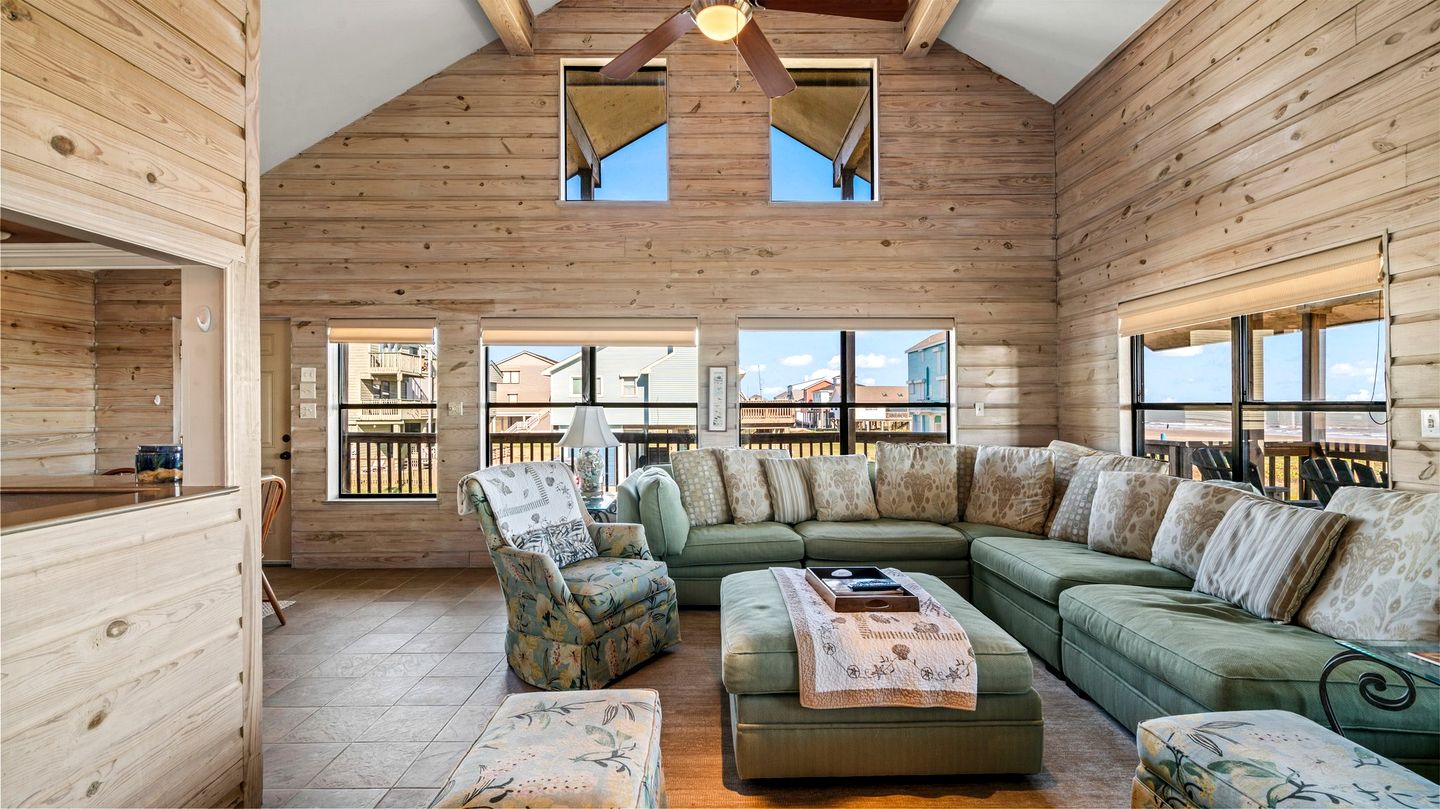 Cozy Beach House with Serene Sea Views for a Perfect Coastal Vacation in Galveston, Texas