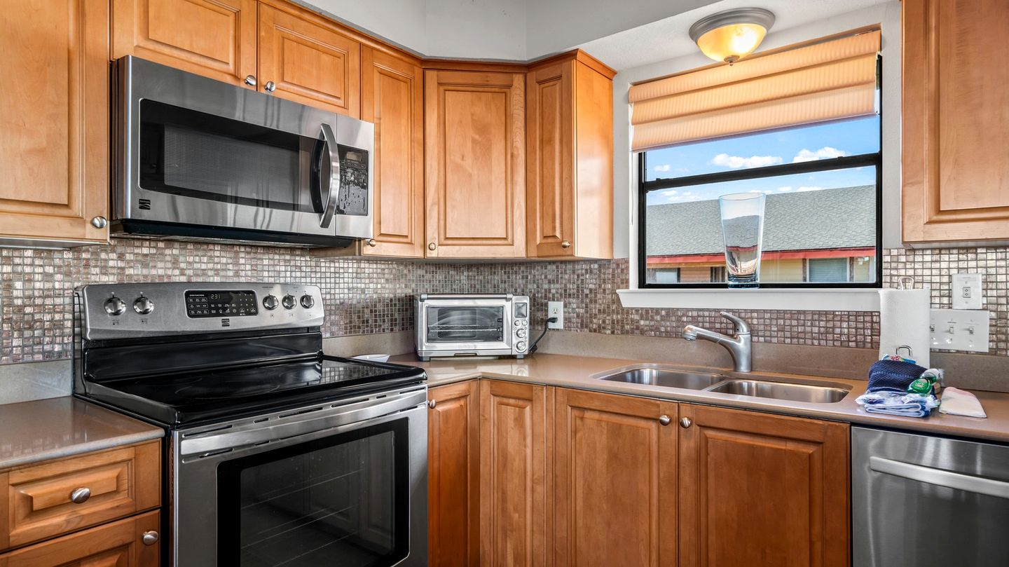 Cozy Beach House with Serene Sea Views for a Perfect Coastal Vacation in Galveston, Texas