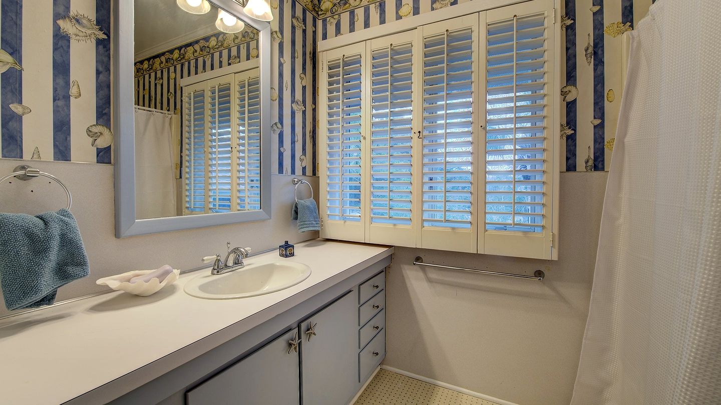 Beach Close Cottage with Nice Views in Georgetown, South Carolina