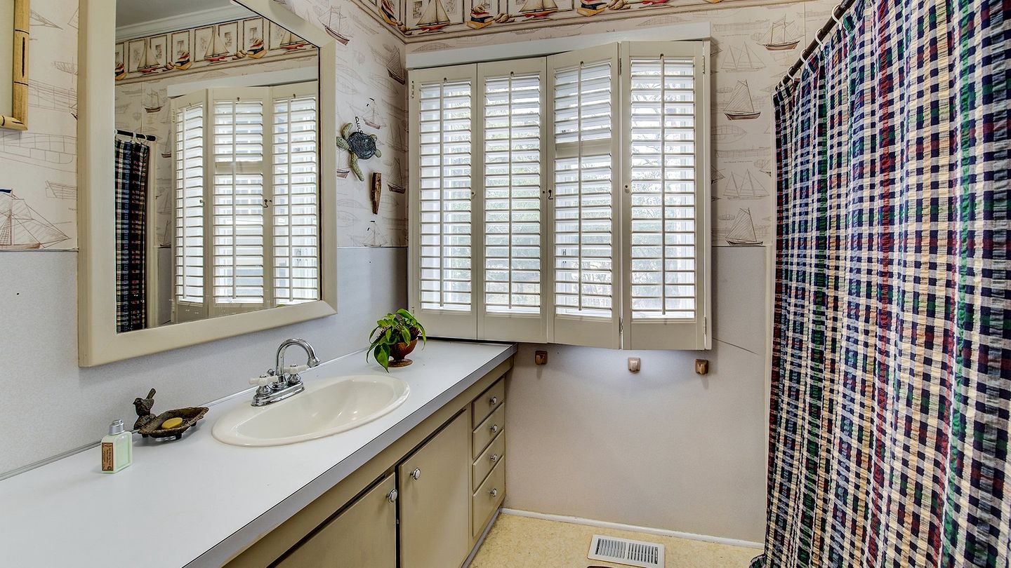 Beach Close Cottage with Nice Views in Georgetown, South Carolina