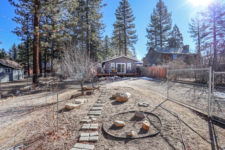 Charming Cabin with Game Room and Picnic Space on the Deck in Big Bear Lake, California