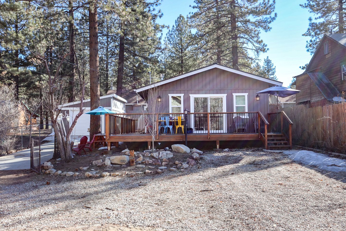 Charming Cabin with Game Room and Picnic Space on the Deck in Big Bear Lake, California