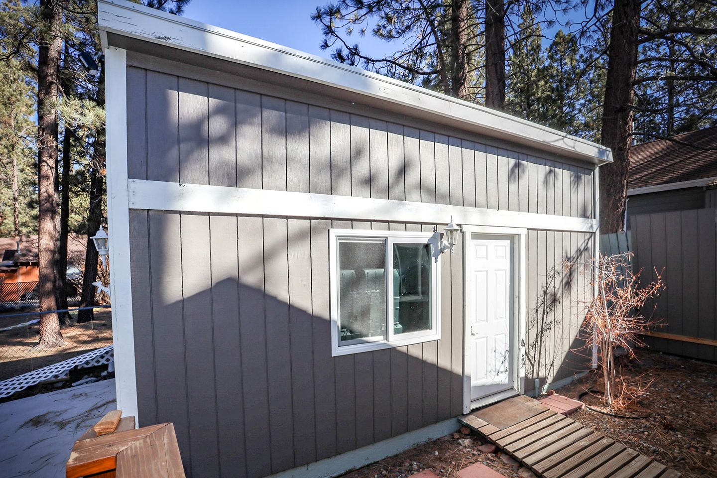 Charming Cabin with Game Room and Picnic Space on the Deck in Big Bear Lake, California