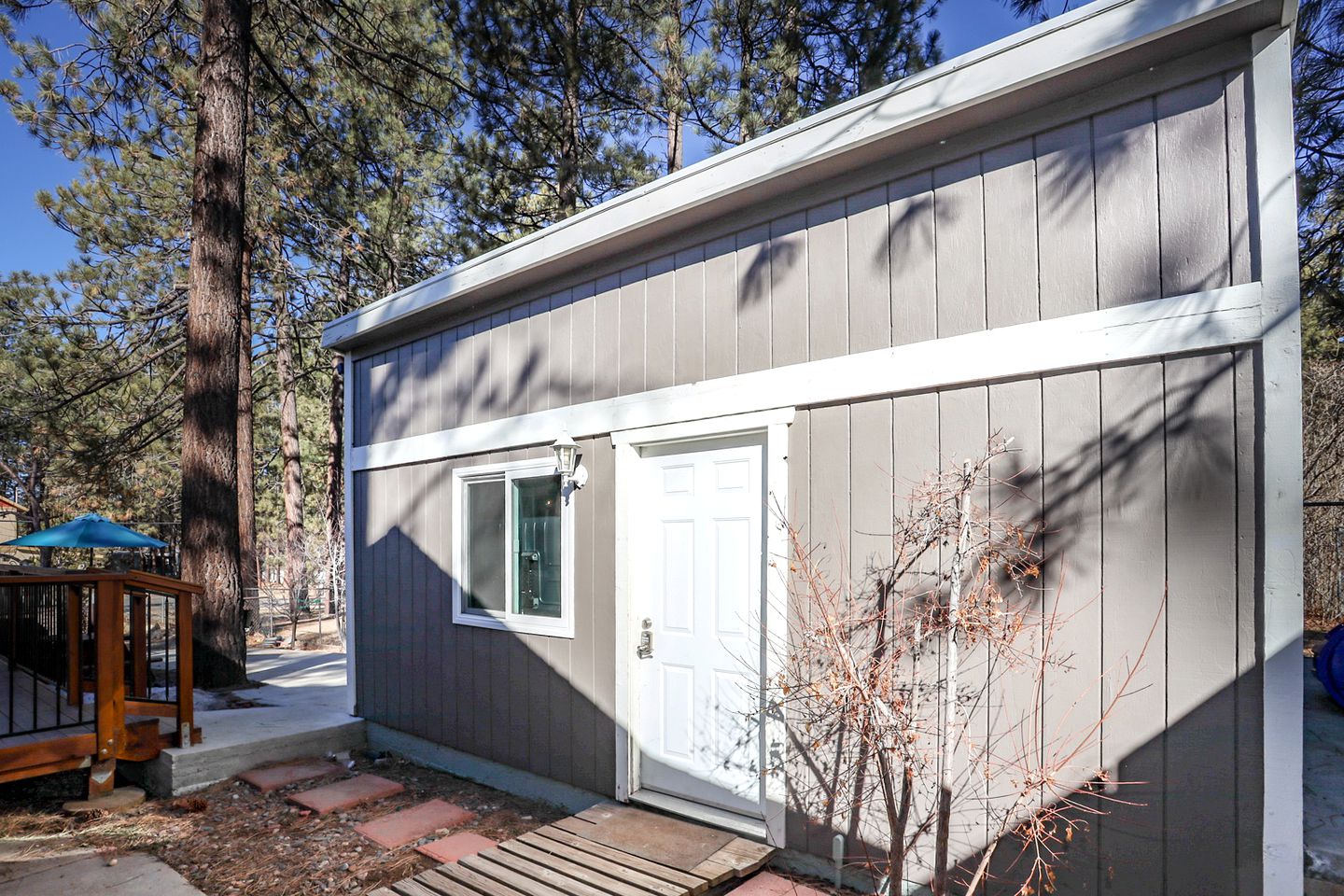 Charming Cabin with Game Room and Picnic Space on the Deck in Big Bear Lake, California