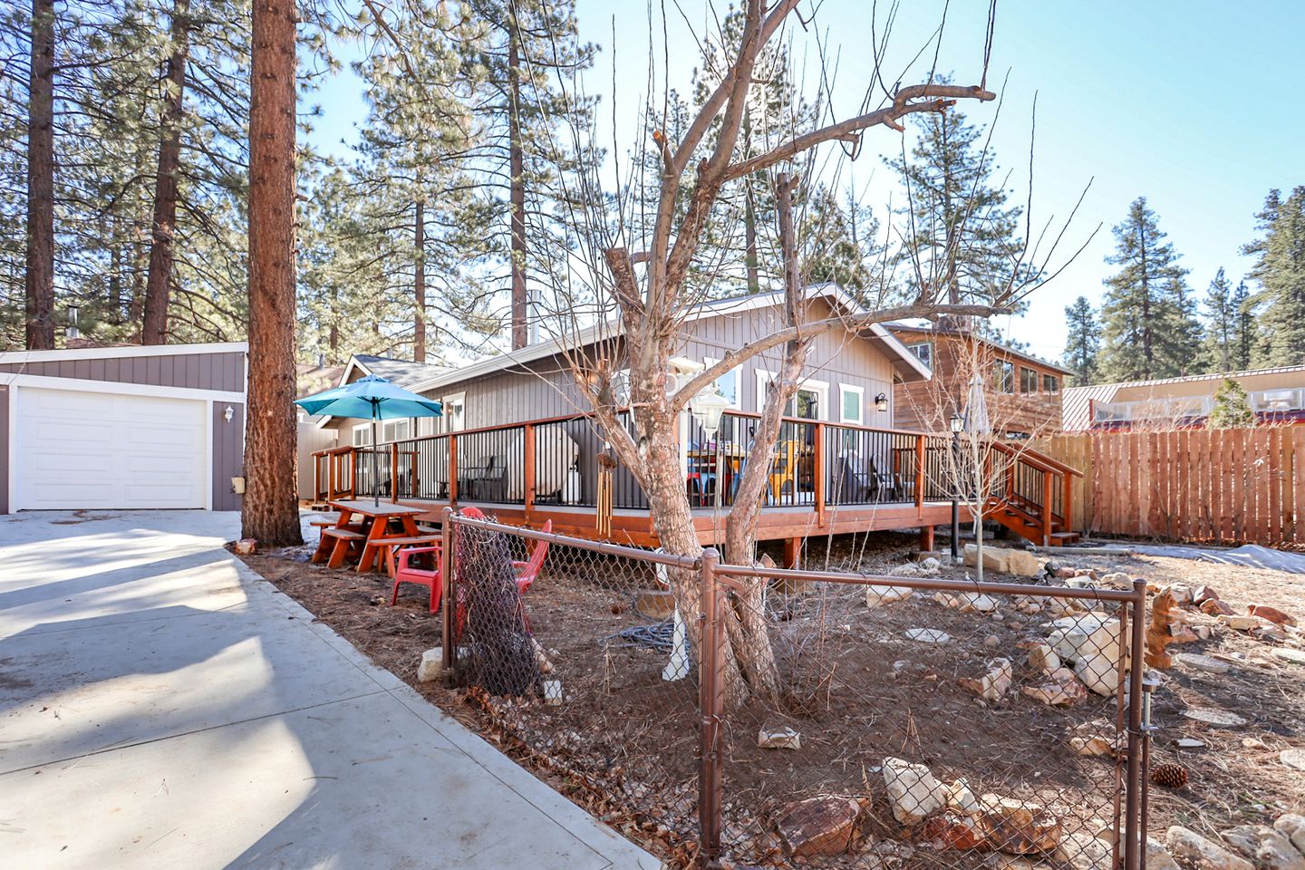 Charming Cabin with Game Room and Picnic Space on the Deck in Big Bear Lake, California