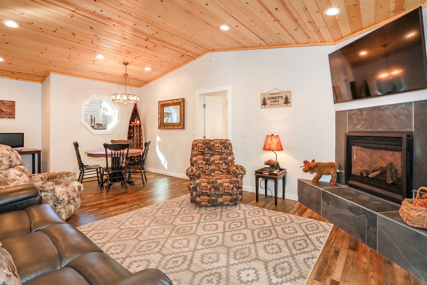 Charming Cabin with Game Room and Picnic Space on the Deck in Big Bear Lake, California