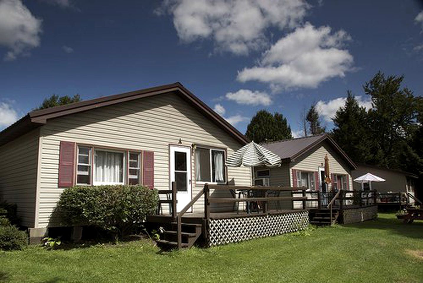 Comfortable Cottages with Access to Oneida Lake near Syracuse, New York